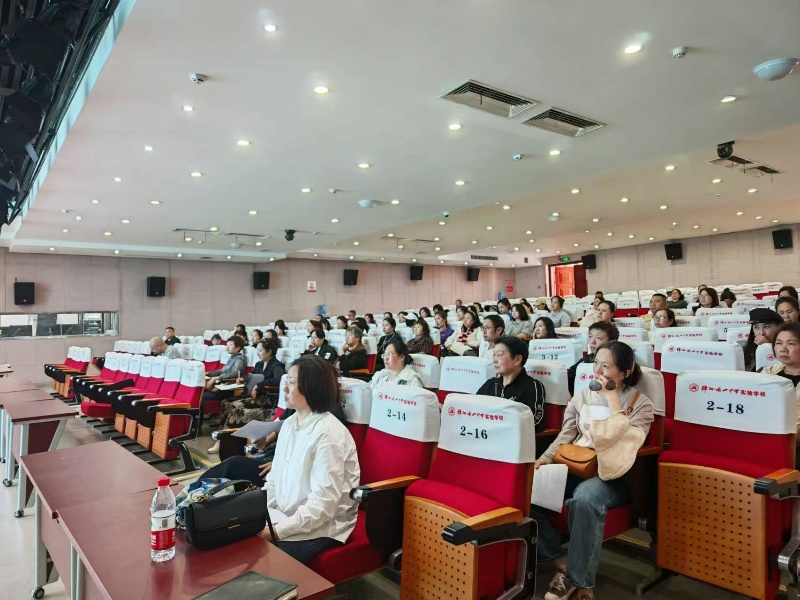 走讀安全記心間，平安校園共守護(hù)——高2023級(jí)走讀生家長會(huì)順利召開?