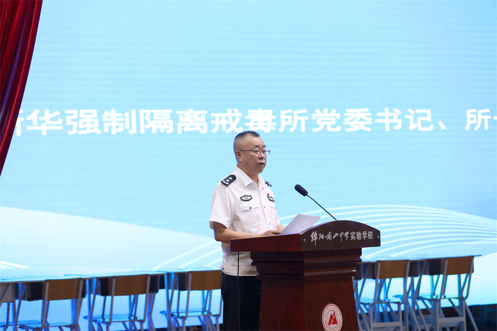 四川省新華強(qiáng)制隔離戒毒所黨委書記、所長(zhǎng)賈良倫.jpg